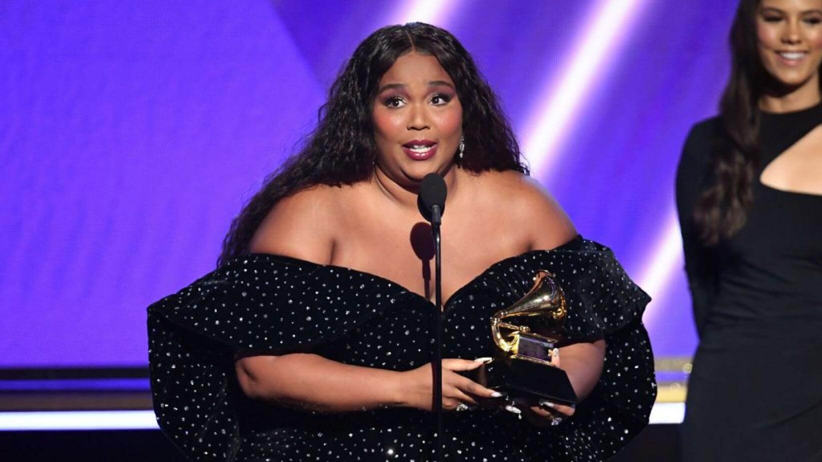 Lizzo sedang speech di atas panggung Grammy Awards